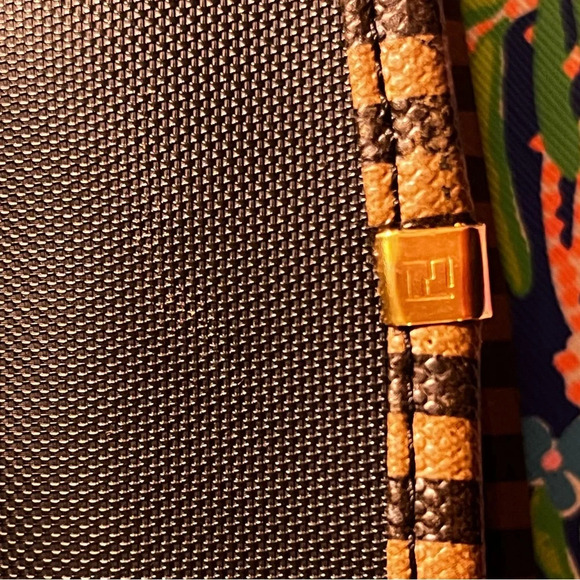 ❤️ Vintage Fendi toiletry/makeup bag, callouts as shown. - Picture 7 of 13